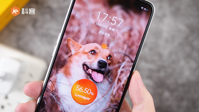 realme Q2 Pro開箱上手：千元就能摸上素皮！65W閃充降維打擊