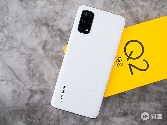 realme Q2 Pro開箱上手：千元就能摸上素皮！65W閃充降維打擊