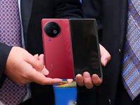 vivo X Fold2首次亮相：瘦身減重10%+！設計小改更好看
