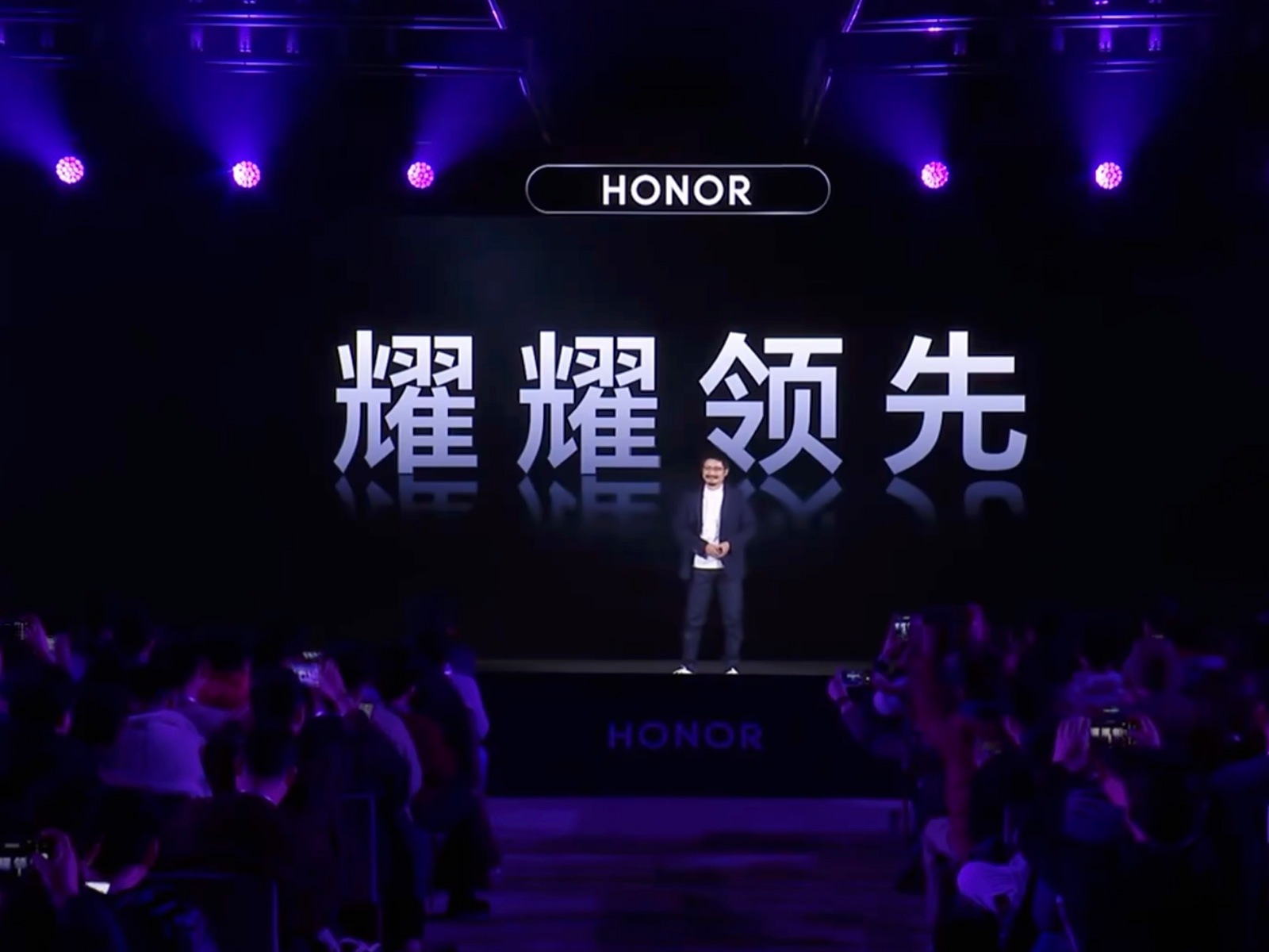 榮耀Magic8 Pro翻車(chē)？旗艦機(jī)近拍發(fā)虛，客服稱“物理特性”